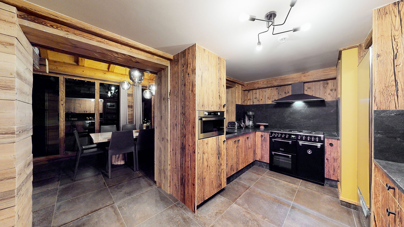Détail de la cuisine ouverte du Chalet La Marsa avec bar et équipements haut de gamme
