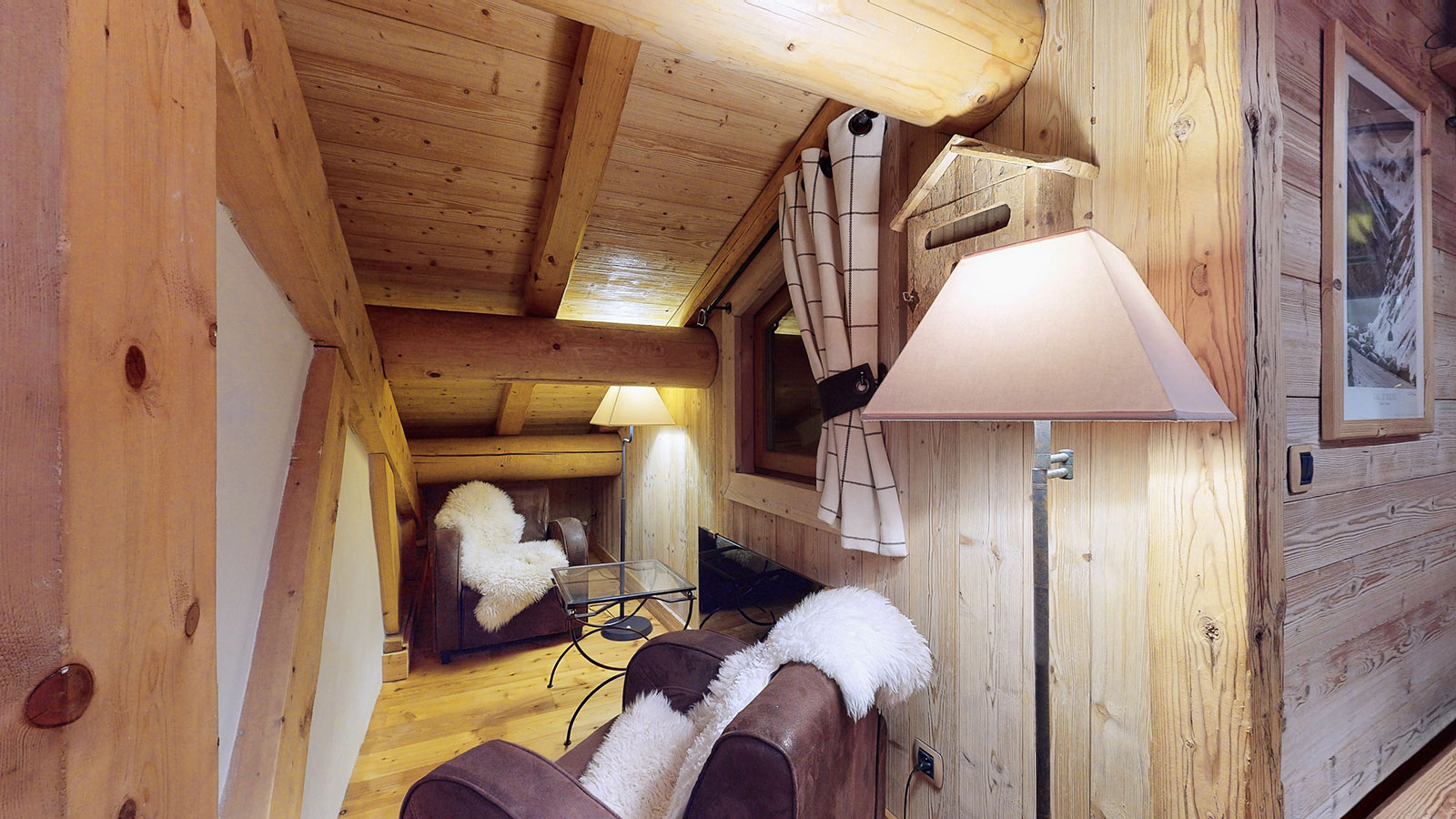 Espace lecture bibliothèque du Chalet La Marsa, coin cosy avec fauteuils et livres