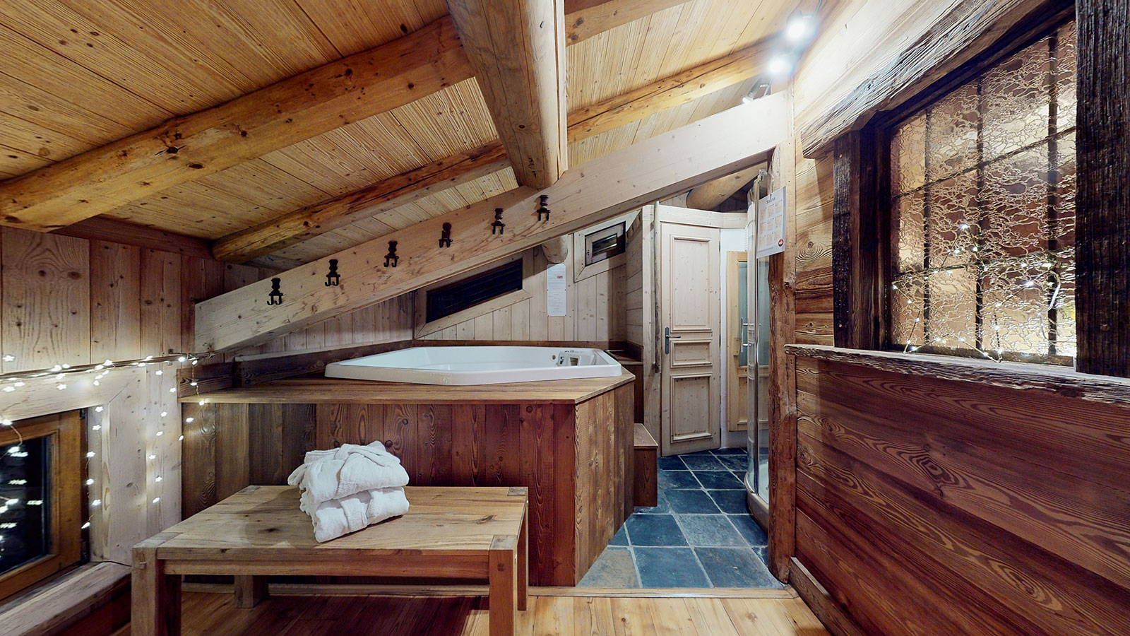 Jacuzzi privatif du Chalet La Marsa, espace bien-être après une journée de ski à Val d'Isère