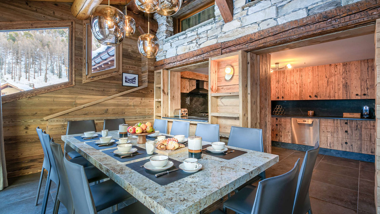 Salle à manger du Chalet La Marsa, table pour 12 personnes, décoration montagne authentique