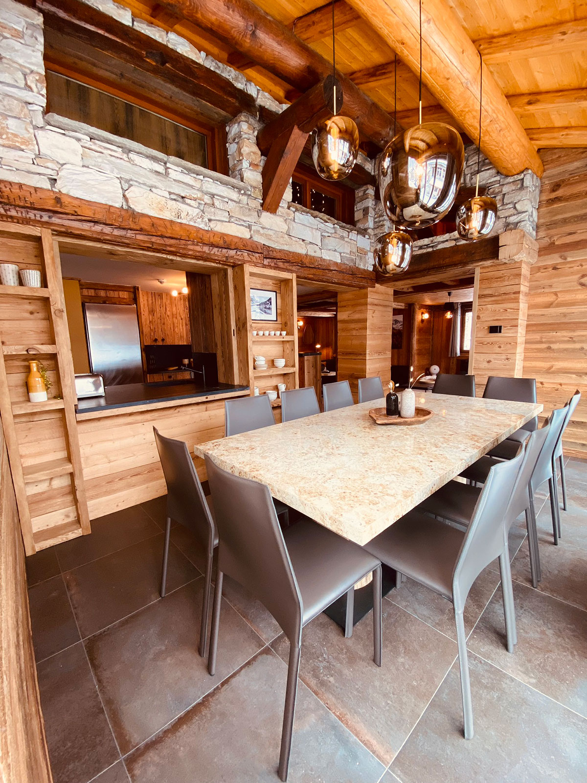 Vue d'ensemble de la salle à manger du chalet, décoration en bois et pierre
