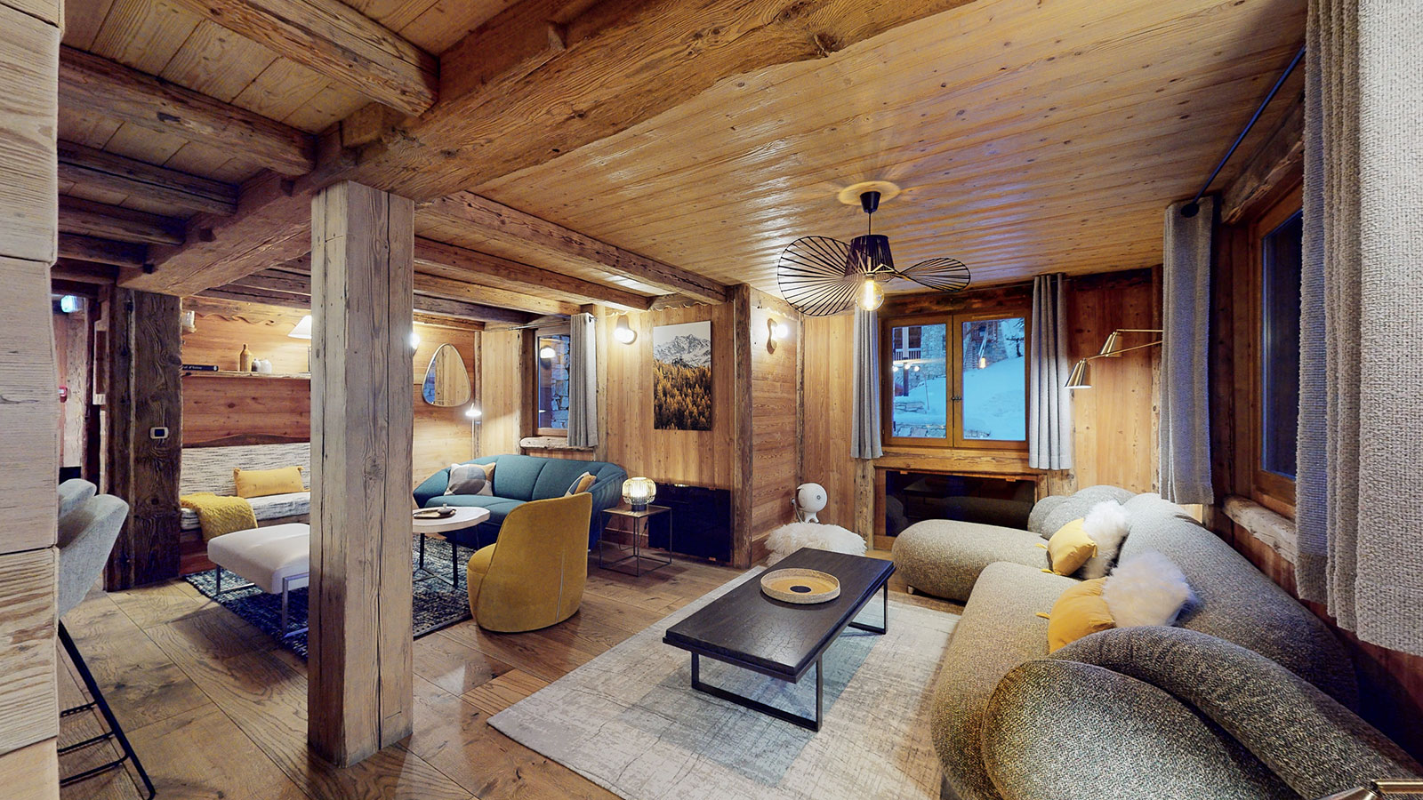 Troisième espace salon du Chalet La Marsa, canapés confortables et décoration alpine