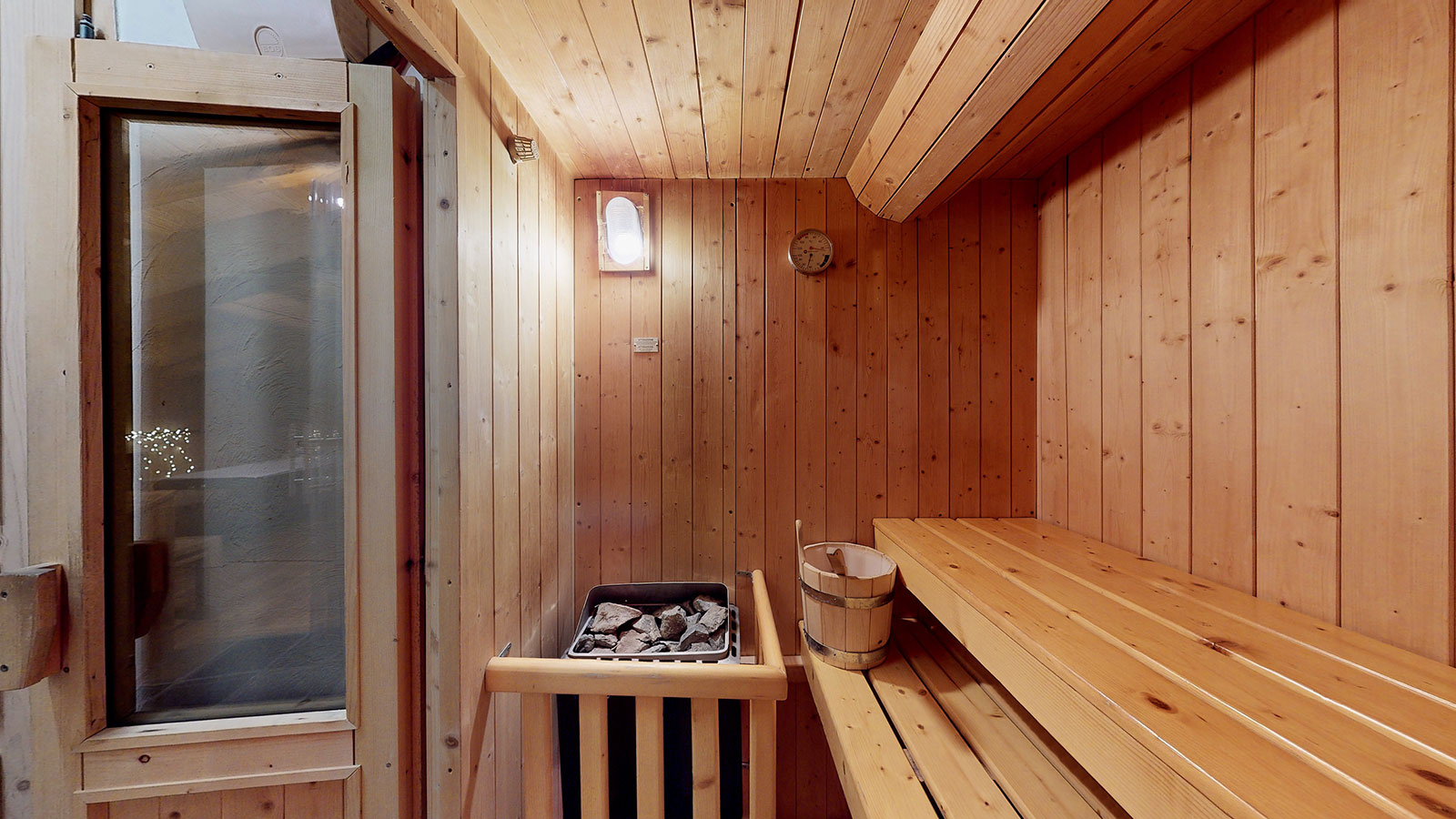 Sauna finlandais du Chalet La Marsa, détente et récupération après le ski