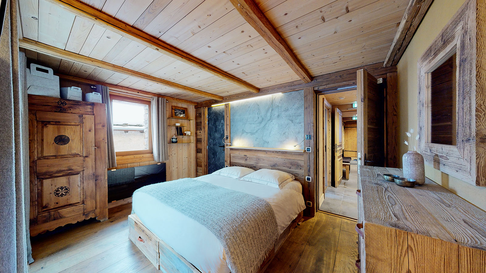 Suite du Chalet La Marsa au rez-de-chaussée — espace nuit avec lit double, décoration montagne raffinée, Val d'Isère