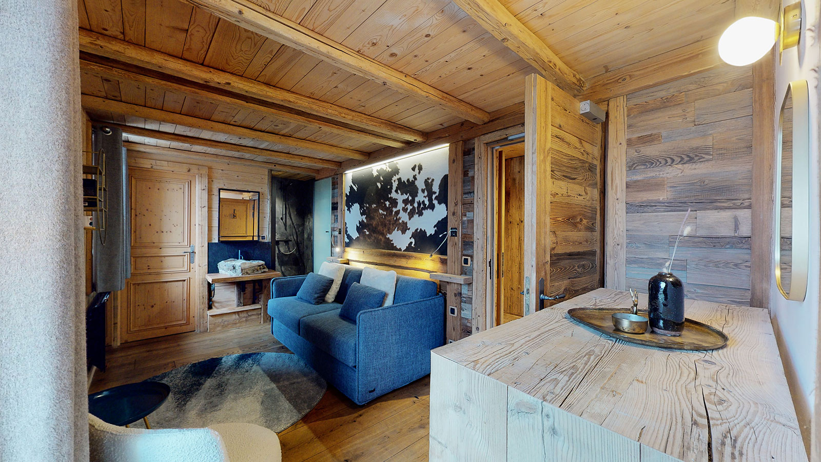 Suite du Chalet La Marsa au rez-de-chaussée — salon privatif avec canapé et coin lecture, modulable en 2 chambres