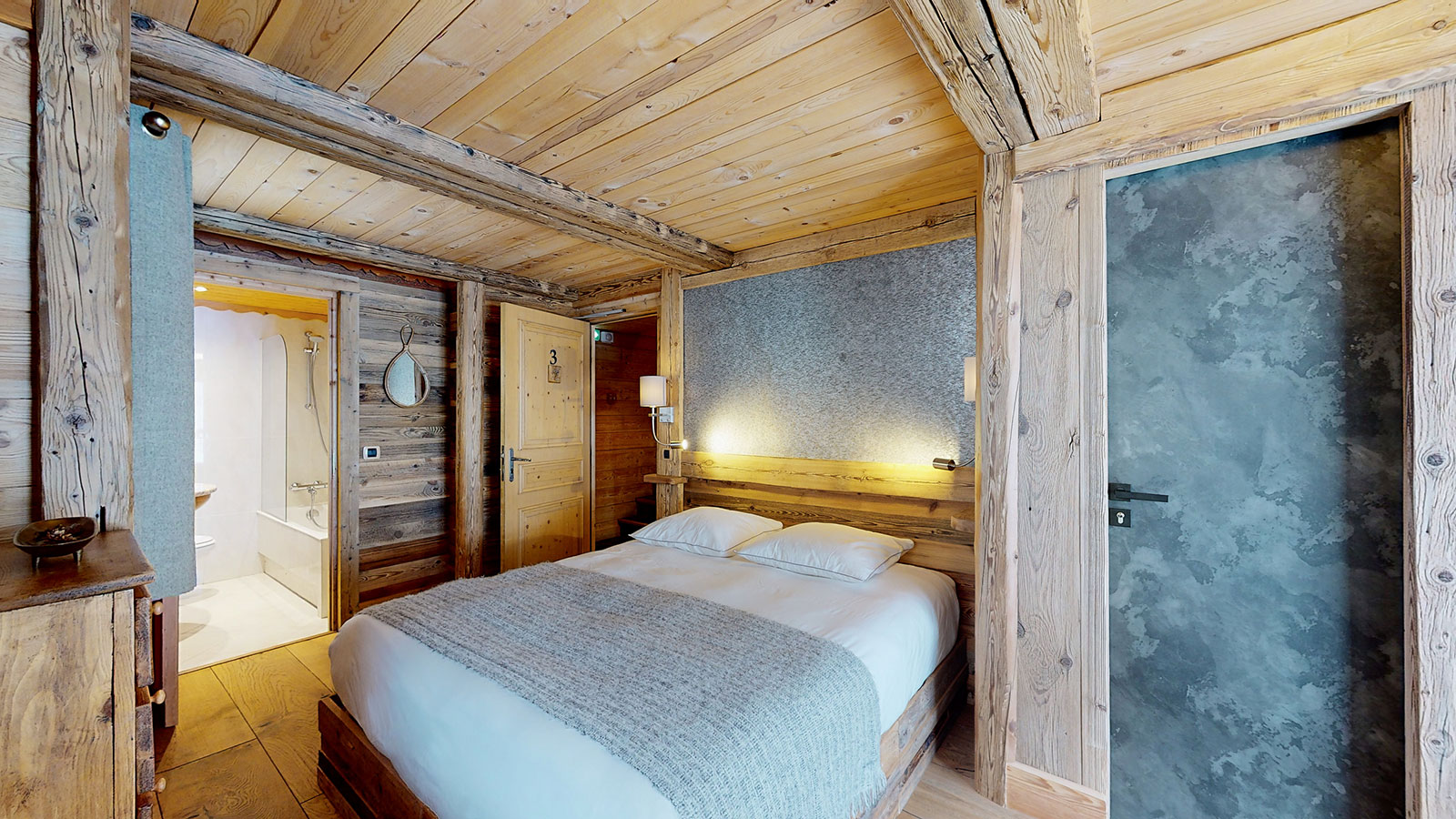 Chambre lumineuse du Chalet La Marsa au niveau 1, avec lit king-size et vue montagne
