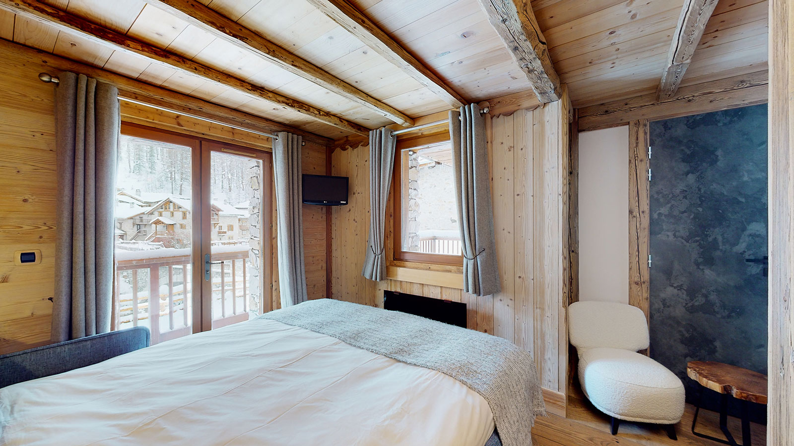 Coin lecture d'une chambre du Chalet La Marsa au niveau 1, décoration cosy et chaleureuse